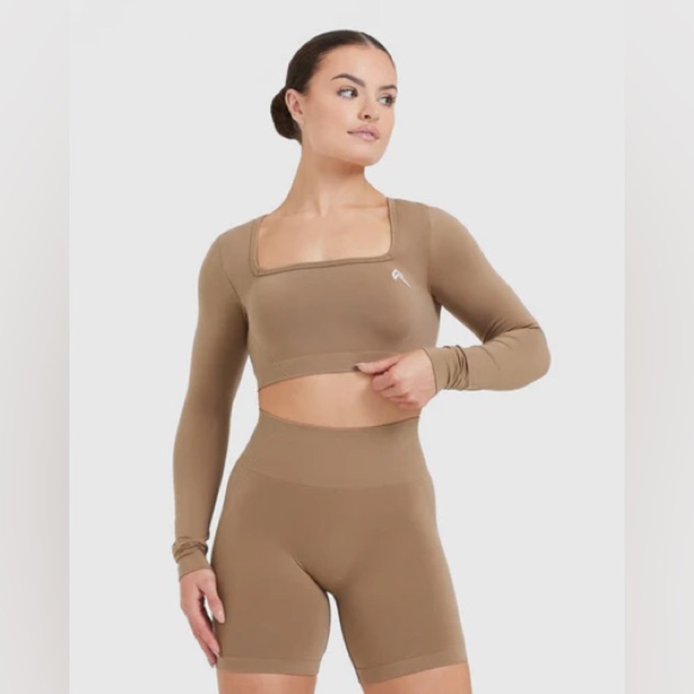 ONER ACTIVE SET EFFORTLESS SQUARE NECK CROP LONG SLEEVE TOP + SHORTS. Walnut
